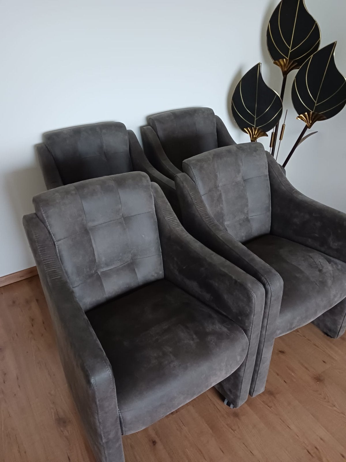 Suède eetkamerstoelen met wieltjes.Hoogte 84cm, Breedte 54cm, Huis en Inrichting, Ophalen of Verzenden, Gebruikt, Stof, 50 tot 75 cm