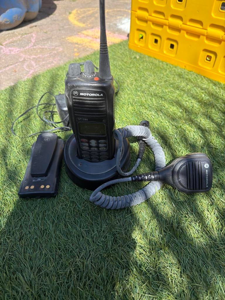 Motorola GP1280 Portofoon met lader en microfoon, Gebruikt, 15 km of meer, Ophalen of Verzenden, Portofoon of Walkie-talkie