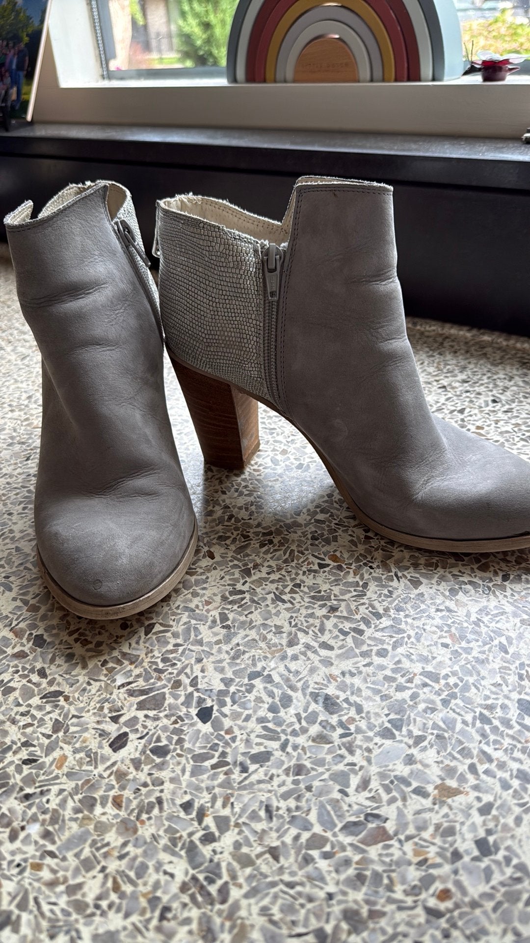 Dameslaarsje . Muisgrijs . Met rits opzij ., Kleding | Dames, Schoenen, Lage of Enkellaarzen, Ophalen of Verzenden, Zo goed als nieuw