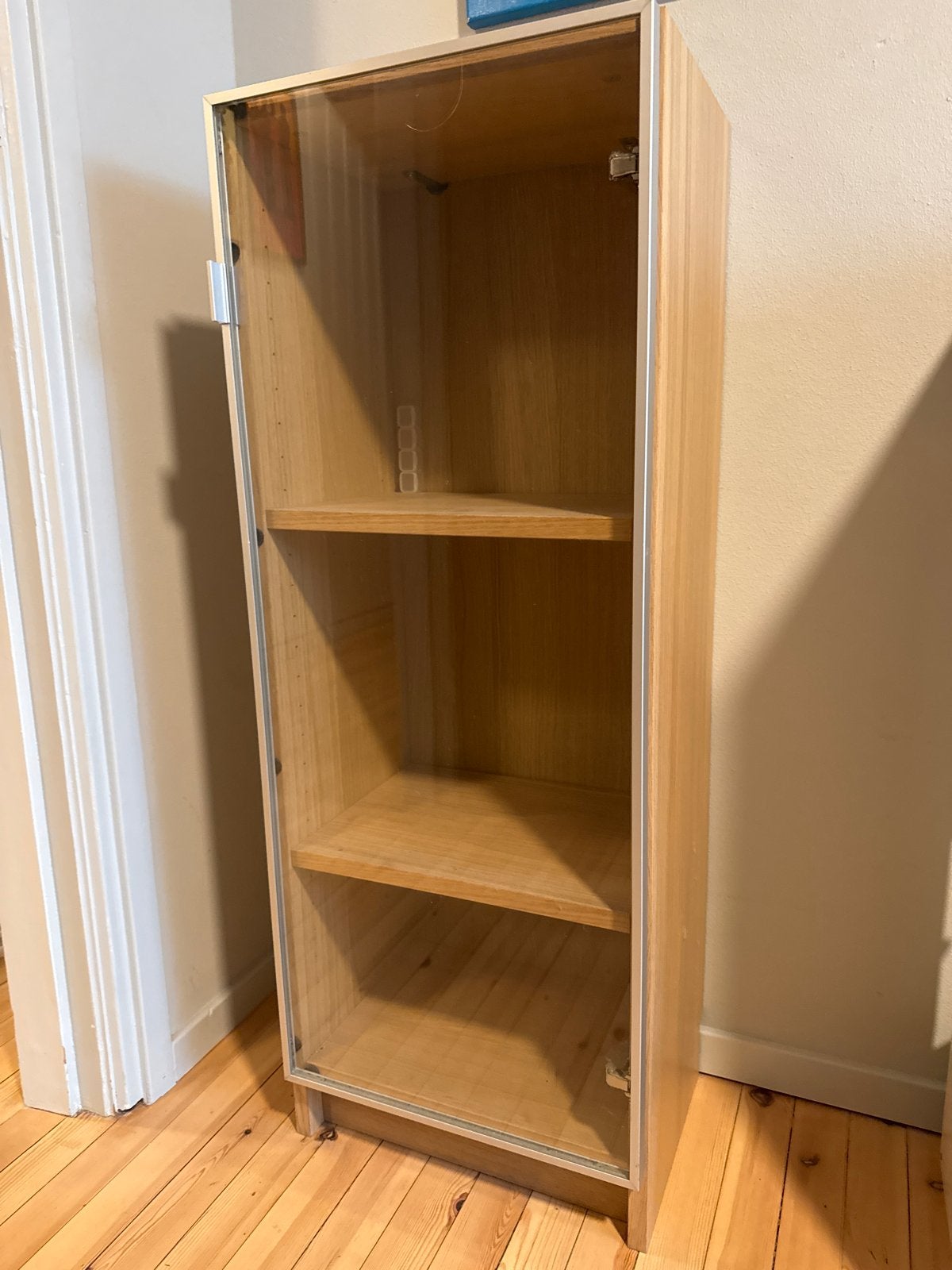 Houten vitrinekast met glazen deur en planken, Huis en Inrichting, Ophalen, Gebruikt, 50 tot 100 cm, 150 tot 200 cm
