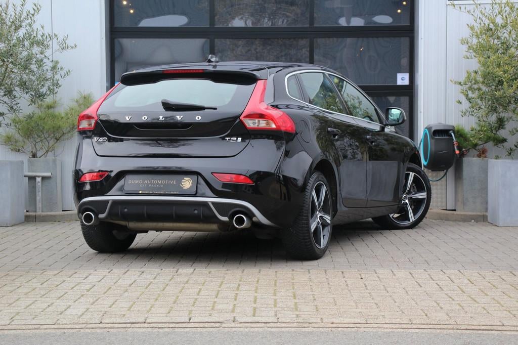 Volvo V40 1.5 T2 R-Design Automaat - LEDER/ALCANTARA - LED -, Auto's, Volvo, Zwart, 4 cilinders, 700 kg, Bedrijf