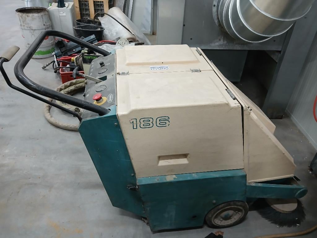 Tennant 186 veegmachine, Overige typen, Ophalen of Verzenden, Zo goed als nieuw, Tennant