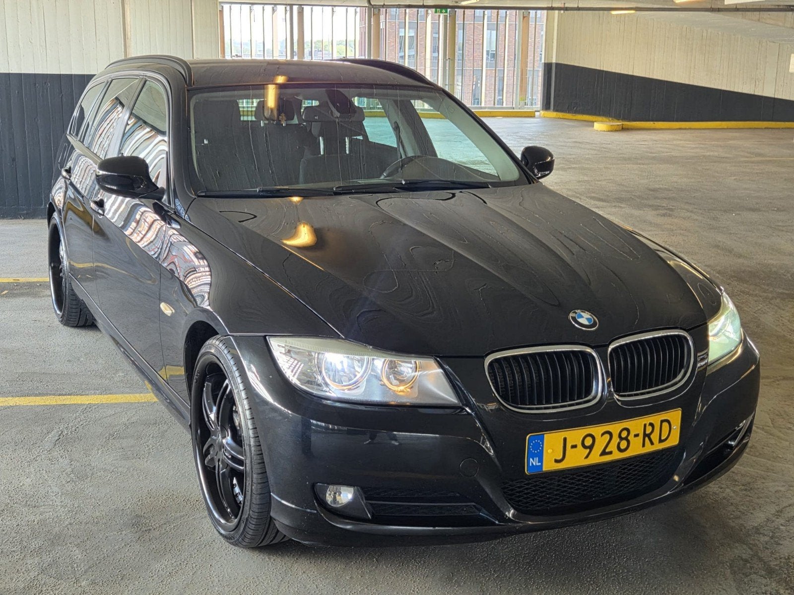 BMW 3-Serie 2.0 318 I Touring 2012 Zwart, Achterwielaandrijving, Zwart, Handgeschakeld, Particulier