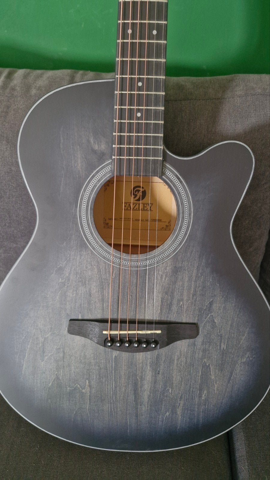 Fazley semi-akoestische gitaar - Nieuw met capo, Muziek en Instrumenten, Snaarinstrumenten | Gitaren | Akoestisch, Ophalen, Met (piezo-)element