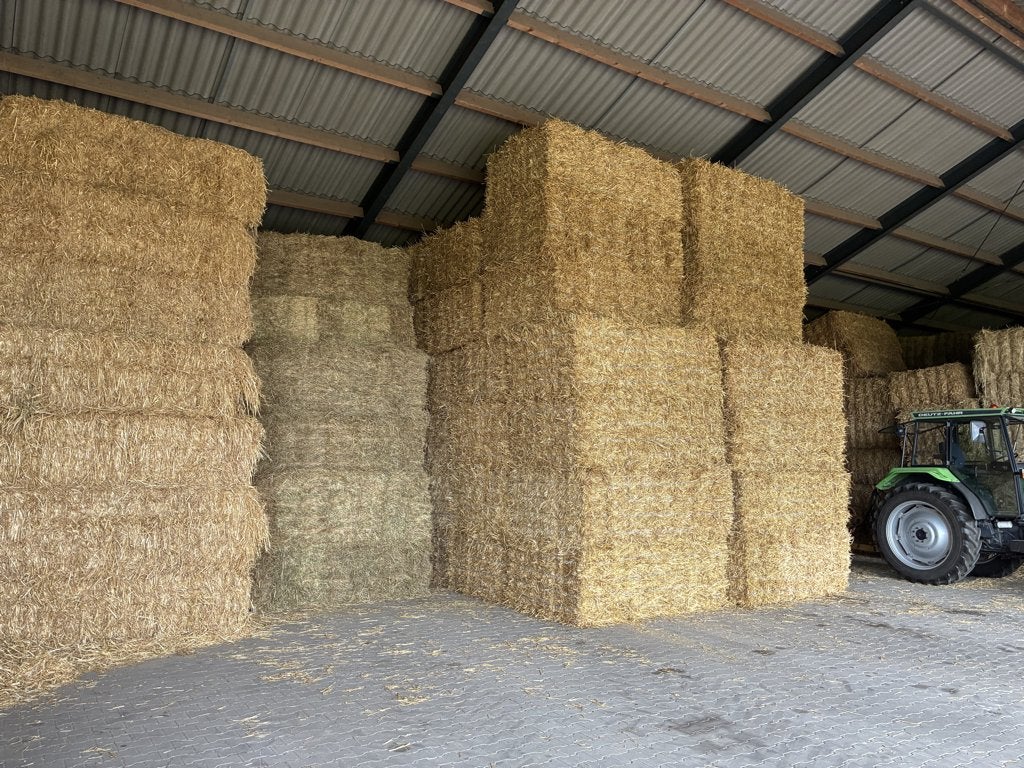 bundels stro in kleine balen,  grote balen hooi, Ophalen, Vee