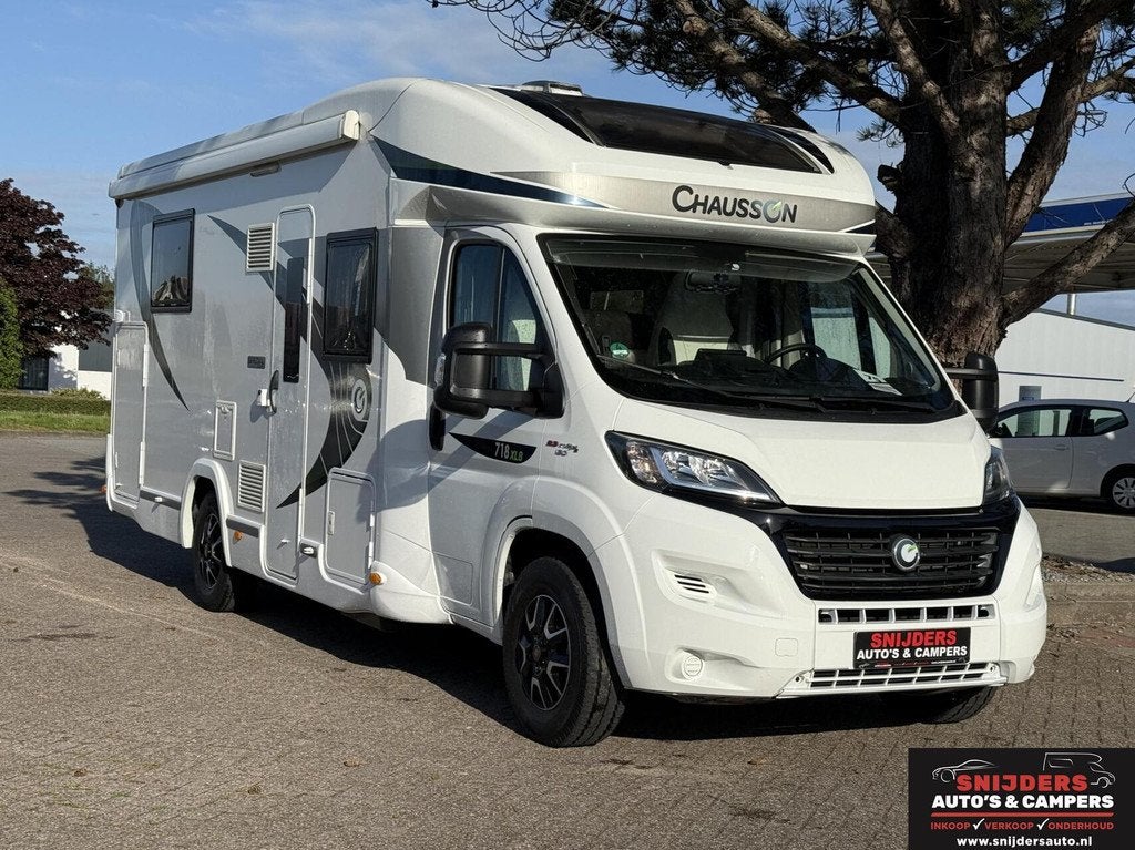 Chausson 718 XLB Queensbed en Hefbed, Achteruitrijcamera, 7 tot 8 meter, Half-integraal, 7 tot 8 meter