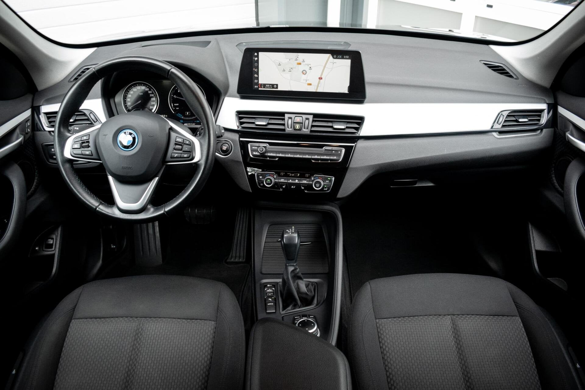 BMW X1 xDrive25e High Executive|1e EIGENAAR|ELEK.KLEP|STOELV, Auto's, Gebruikt, 750 kg, Met garantie (alle), Zwart
