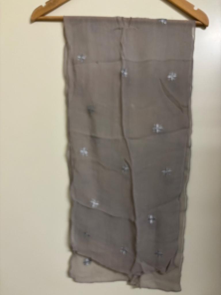 Sjaal grijs zilver, Kleding | Dames, Mutsen, Sjaals en Handschoenen, Ophalen of Verzenden, Gedragen, Maat 46/48 (XL) of groter