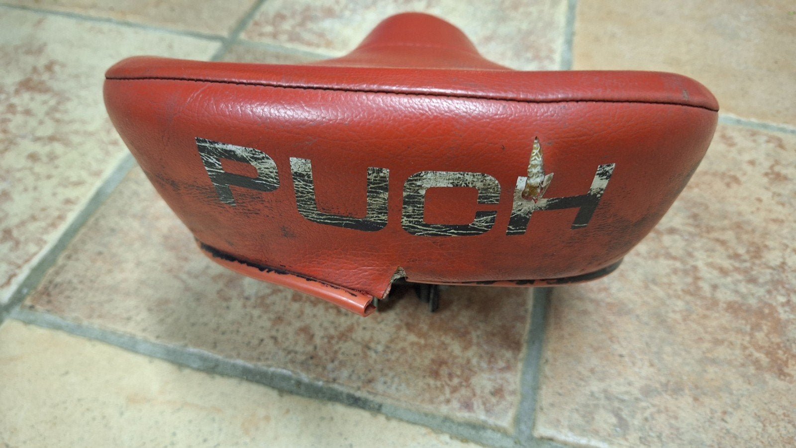 Puch Zadel - Rood, Gebruikt, Fietsen en Brommers, Brommeronderdelen | Puch, Ophalen of Verzenden, Gebruikt, Zadel