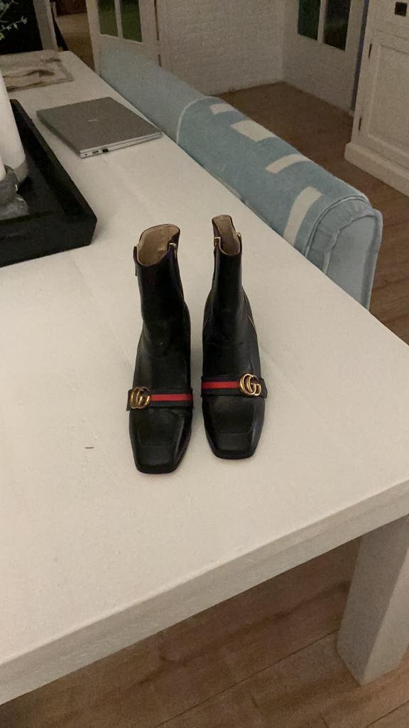 Gucci enkellaarsjes met parels en Web-detail, Kleding | Dames, Schoenen, Ophalen of Verzenden, Zo goed als nieuw, Zwart, Lage of Enkellaarzen