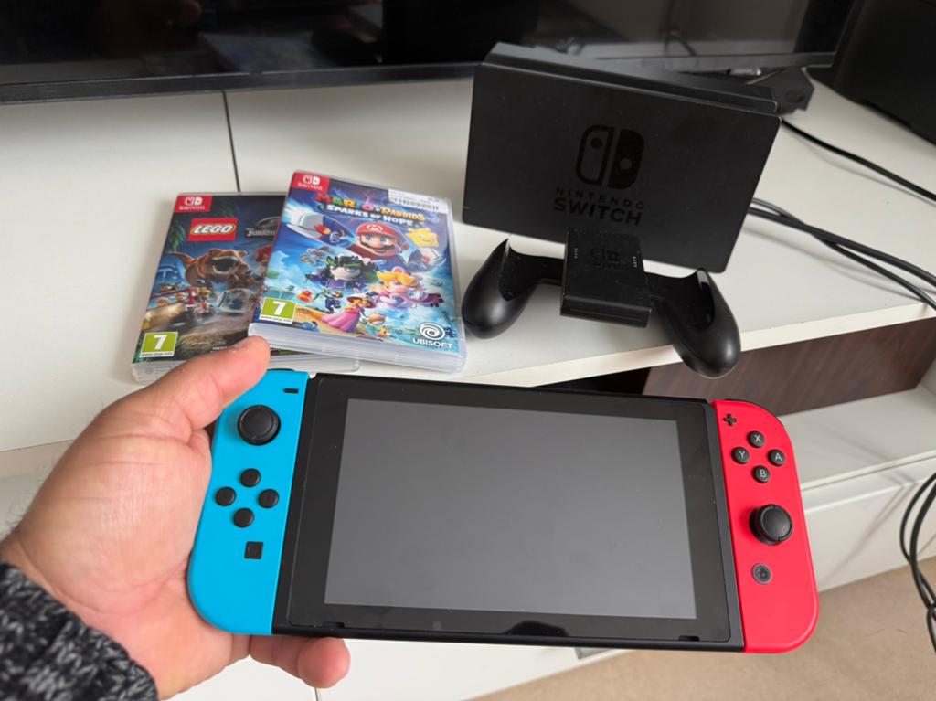 Nintendo Switch rConsole Set V2 - Blauw/Rood+2 top spelletje, Spelcomputers en Games, Ophalen, Met games, Met 2 controllers, Zo goed als nieuw