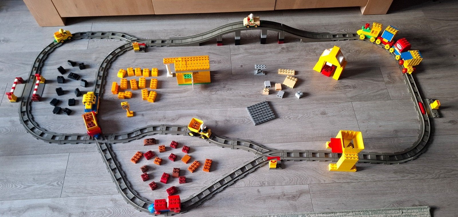 duplo treinbaan inclusief zelfrijdende treintje