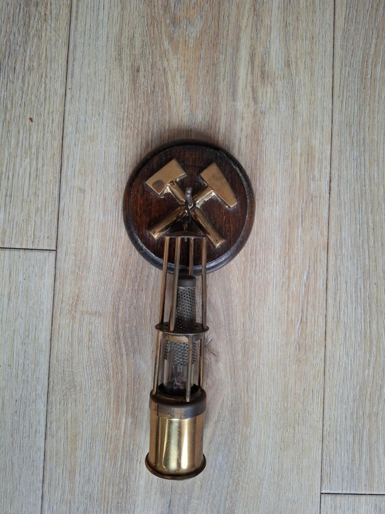Vintage mijnwerkerslamp met hamer en pikhouweel, Antiek en Kunst, Ophalen