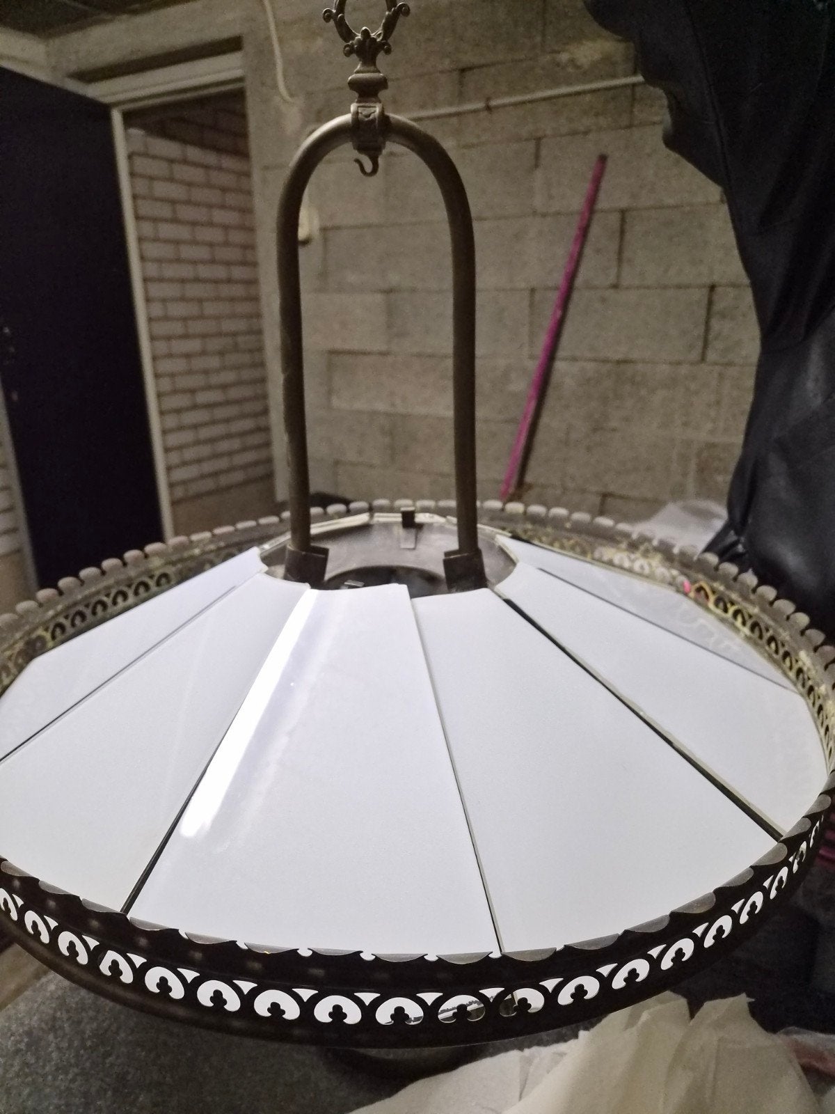 Antieke koperen hanglamp met glazen kap, Ophalen