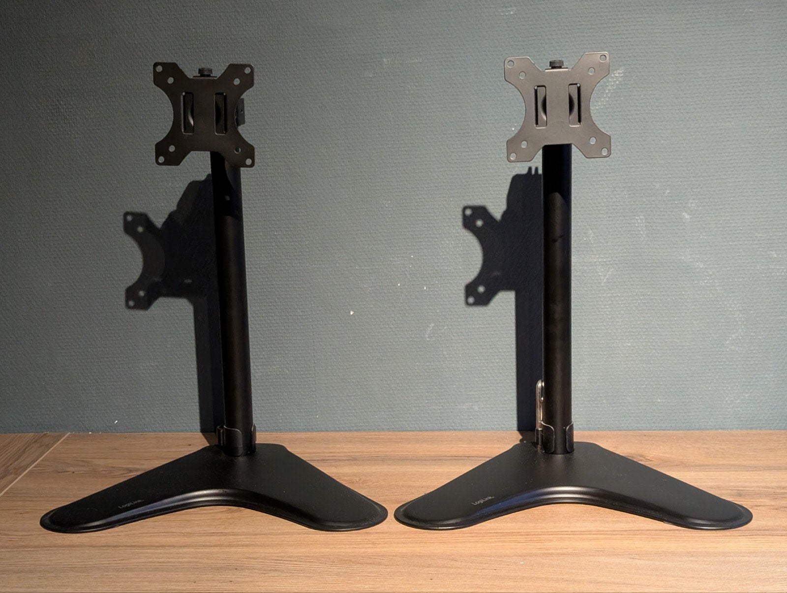 2x Logilink monitor stand bureau!, Computers en Software, Monitoren, Ophalen of Verzenden, Zo goed als nieuw