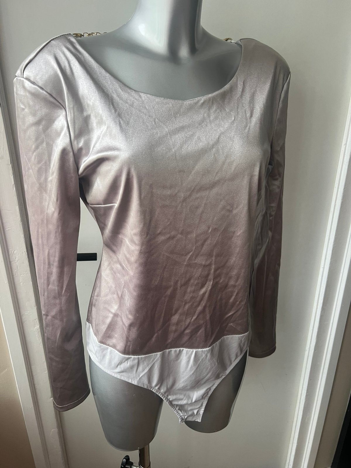 Rinascimento hele gave body blouse maat L, Kleding | Dames, Ophalen of Verzenden, Zo goed als nieuw, Maat 42/44 (L), Zilver
