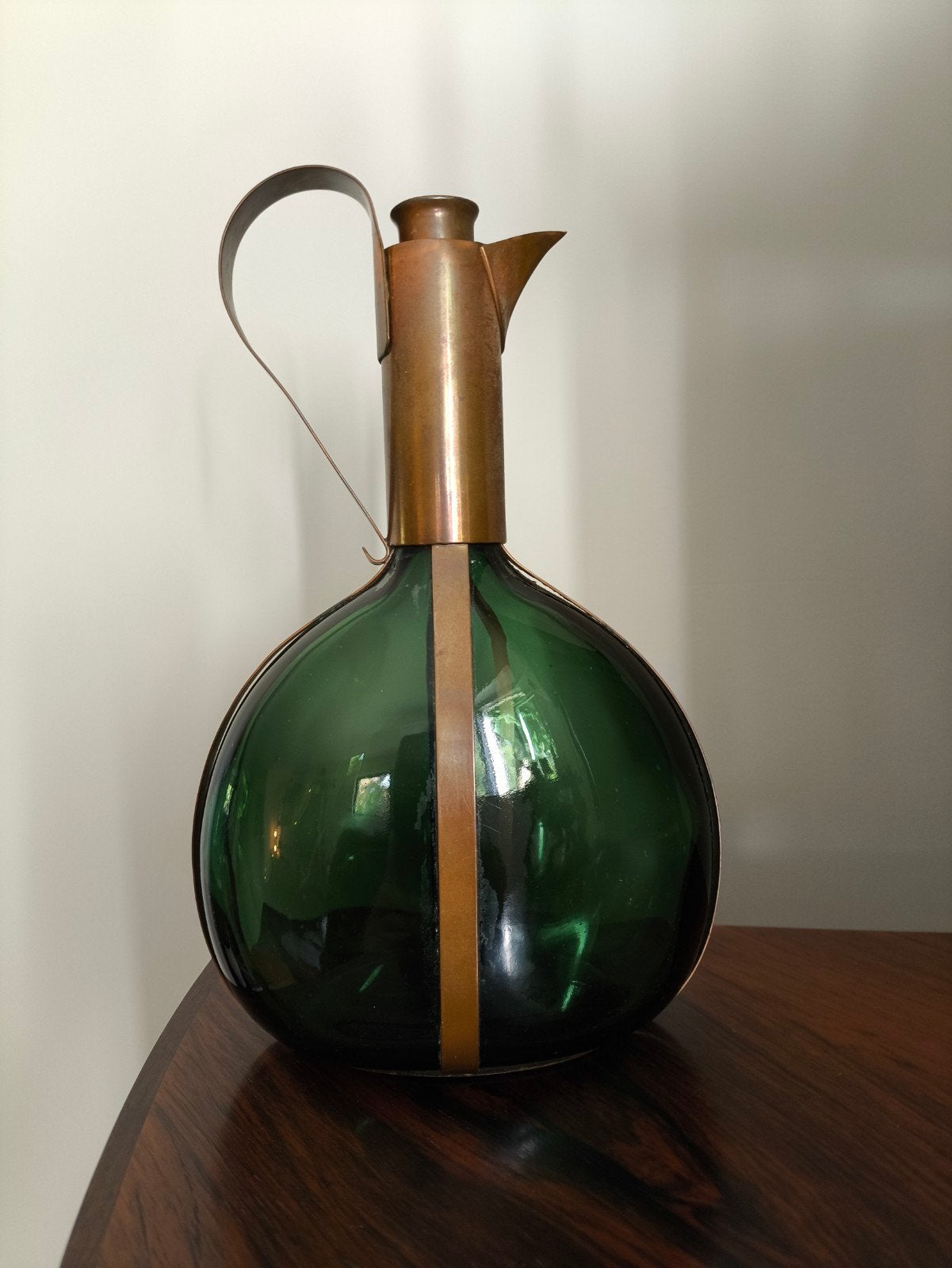 Vintage mid-century design karaf – Groen glas met messing/ko, Antiek en Kunst, Ophalen