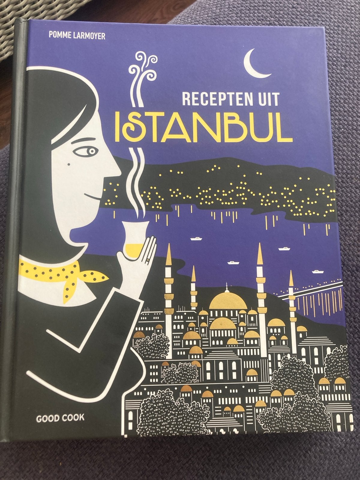 Recepten uit Istanbul - Pomme Larmoyer / fraai, Boeken, Ophalen of Verzenden, Zo goed als nieuw, Midden-Oosten en Marokko, Hoofdgerechten
