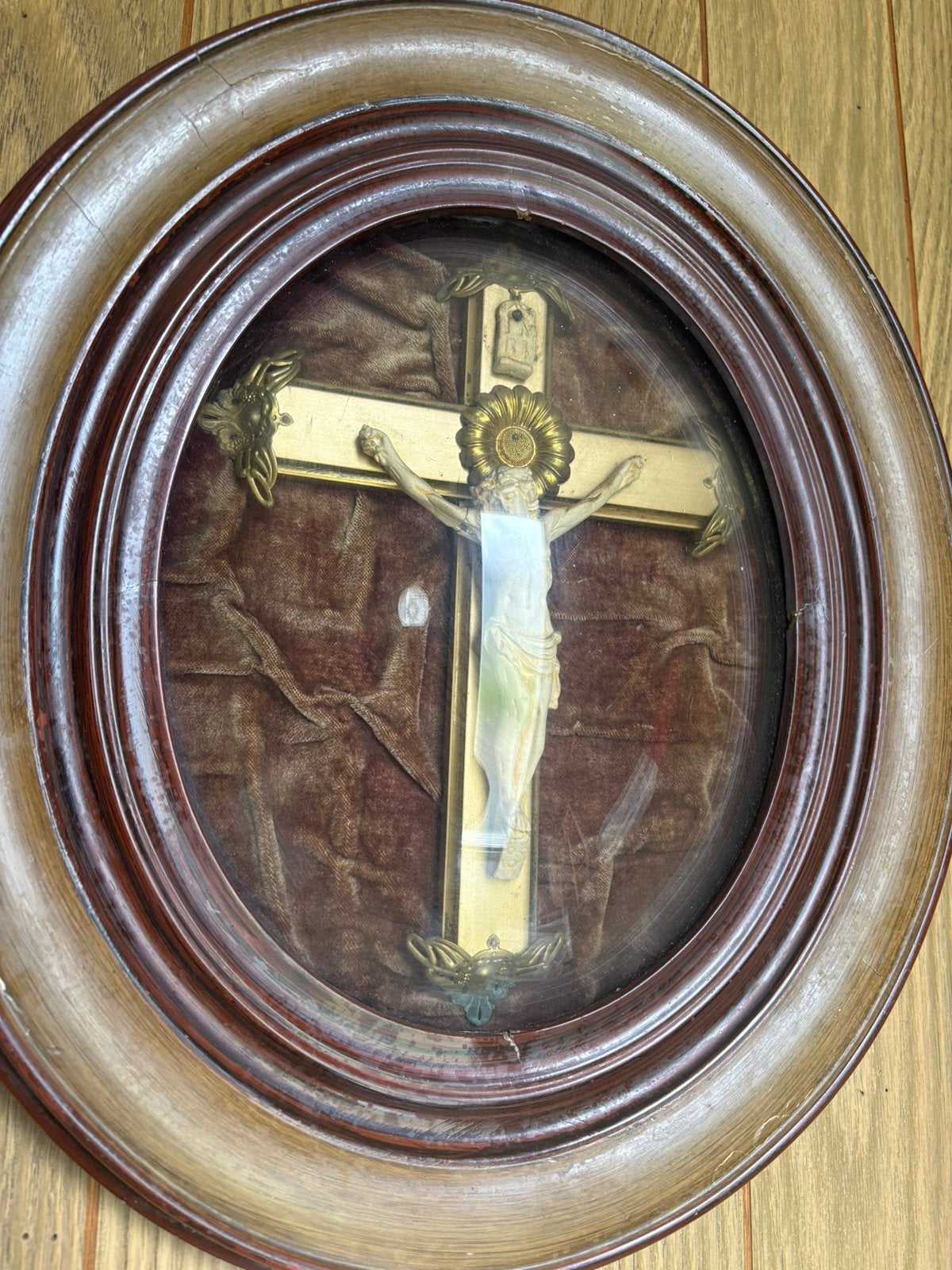 Jezus achter glas, Ophalen