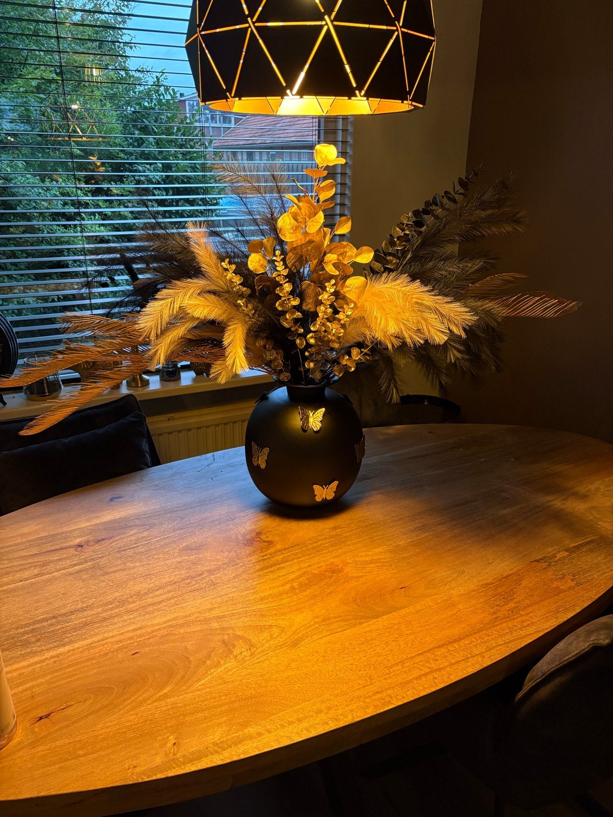 Zwarte vaas met gouden vlinders en droogbloemen, Ophalen, Overige materialen, Inclusief droogbloemen, Zwart
