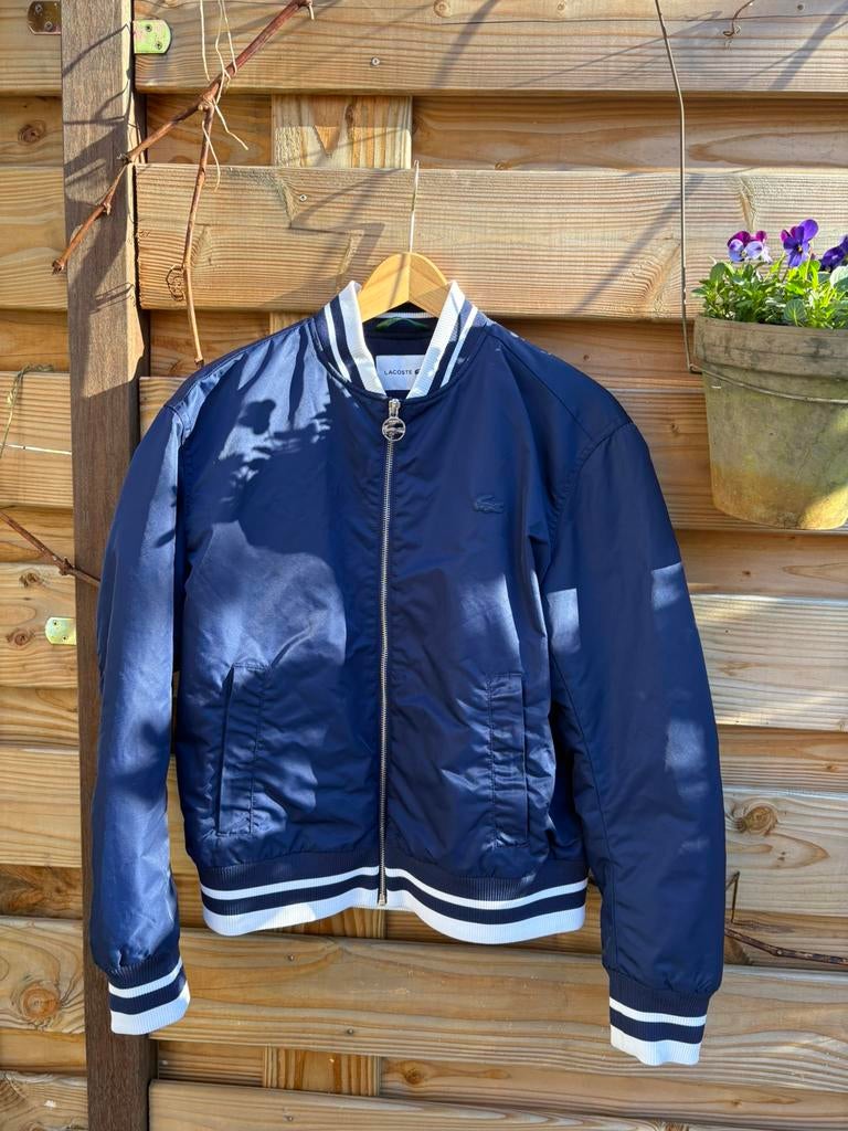 Lacoste bomberjack blauw van kleur maat 40 ruimvallend., Ophalen of Verzenden, Zo goed als nieuw, Maat 38/40 (M), Blauw