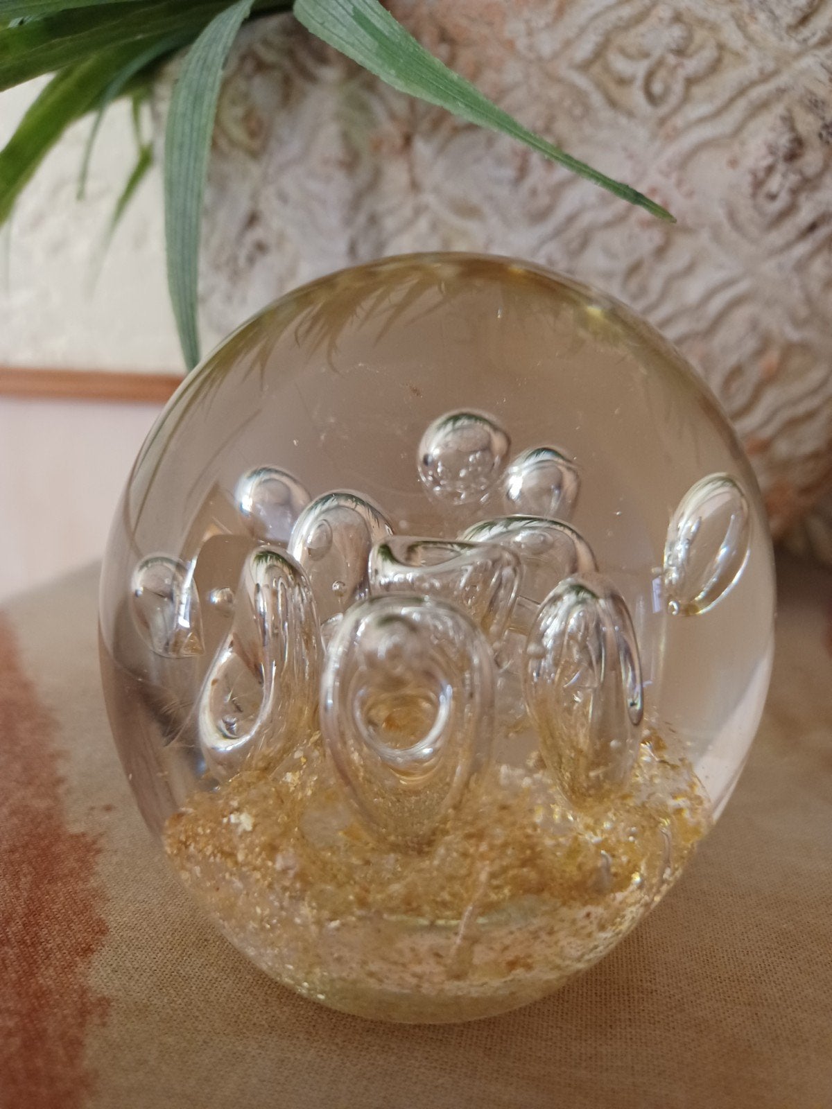 Glazen bol  presse papier met gouden vlokken en bubbels, Ophalen of Verzenden, Zo goed als nieuw, Glas, Goud