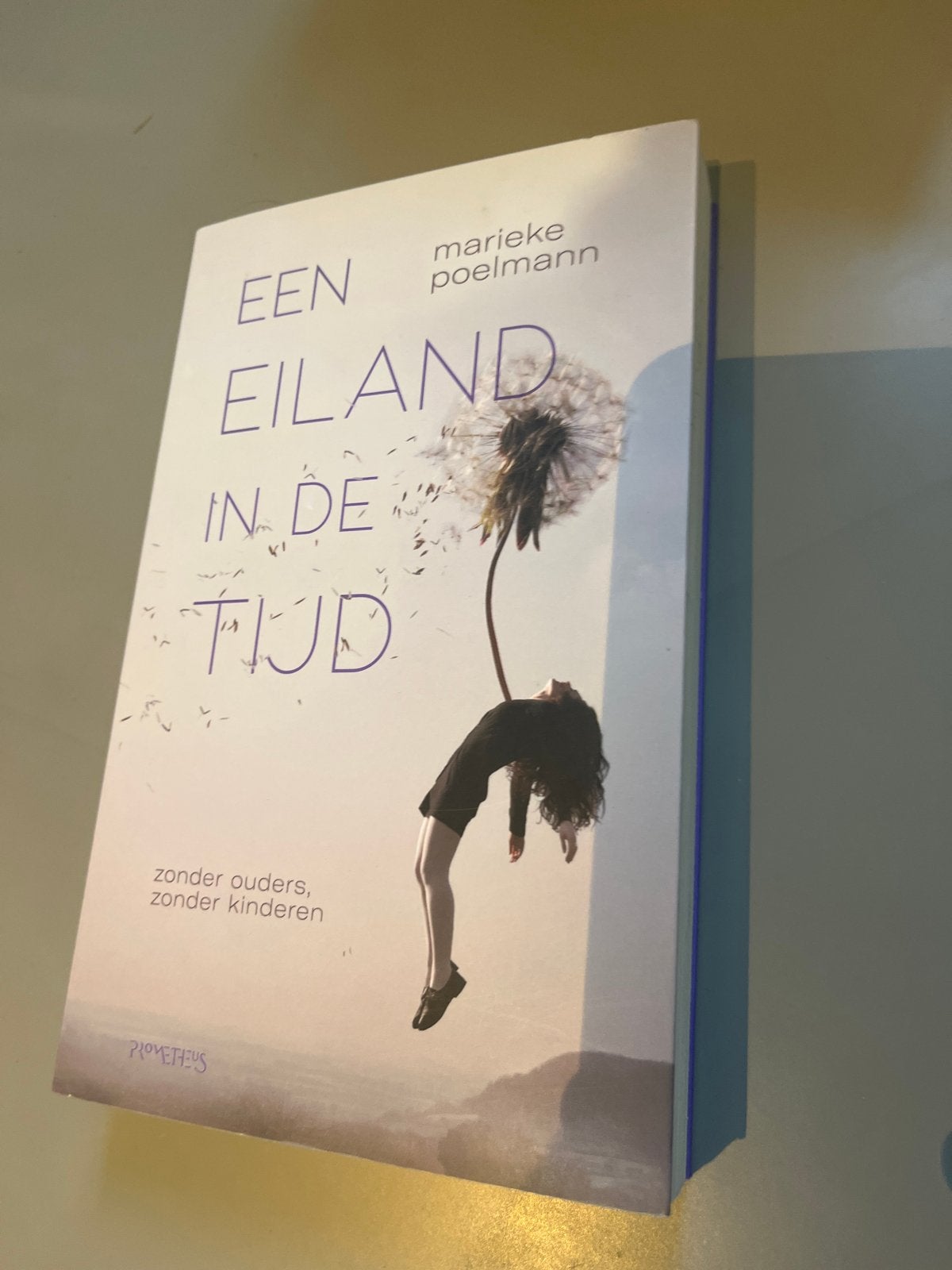 Een Eiland in de Tijd - Marieke Poelmann, Boeken, Ophalen of Verzenden, Zo goed als nieuw, Nederland