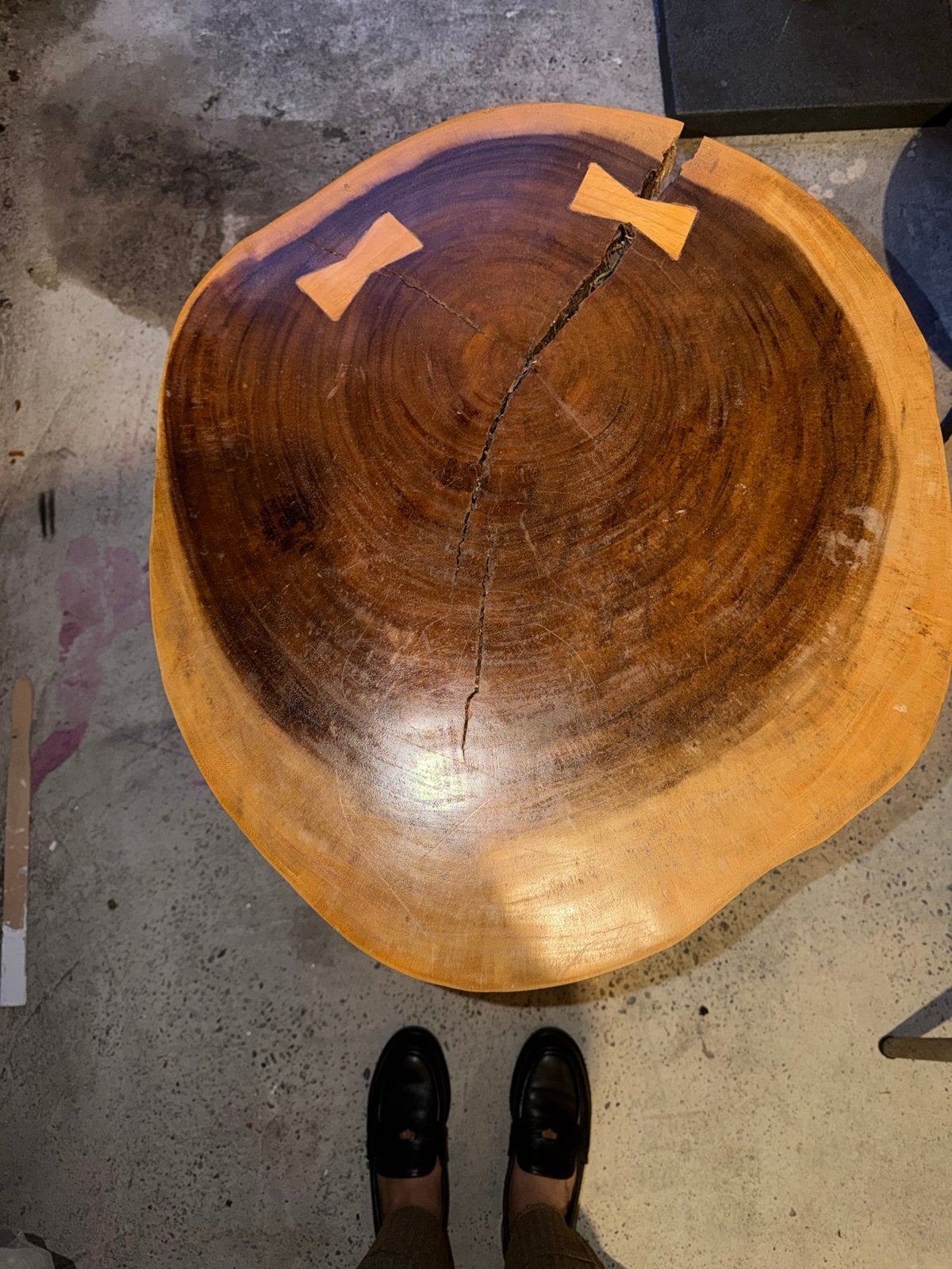 Unieke Eiken Bijzettafel met Vlinderverbindingen, Gebruikt, Rond, 55 tot 75 cm, Hout