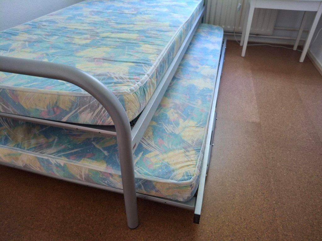 Uitschuifbed (2x 1p bed) met matrassen, moltons, hoeslakens, Ophalen, 90 cm, Eenpersoons, Zo goed als nieuw