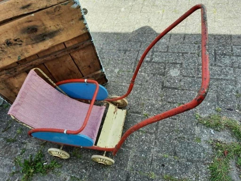 Vintage retro poppenwagen., Ophalen