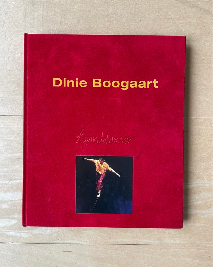 Dinie Boogaart - Koorddanser - Rood fluweel hardcover, Ophalen of Verzenden, Zo goed als nieuw, Overige onderwerpen