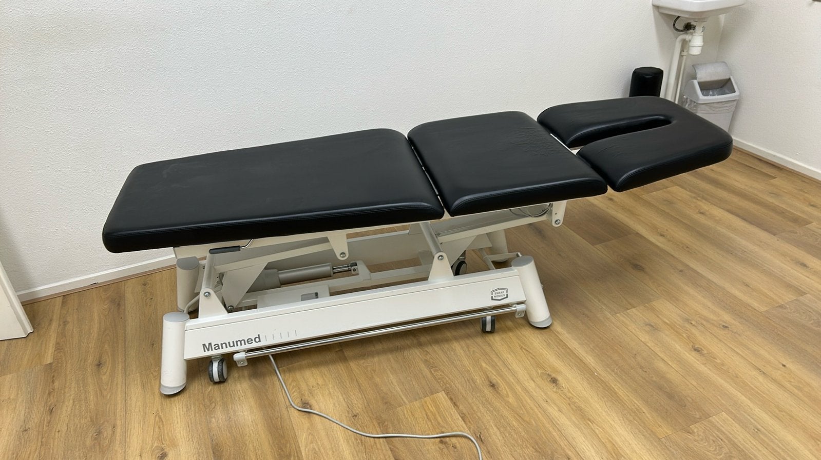 Behandelbank fysiotherapie Enraf Nonius  243 elektrisch, Ophalen, Gebruikt, Massagetafel