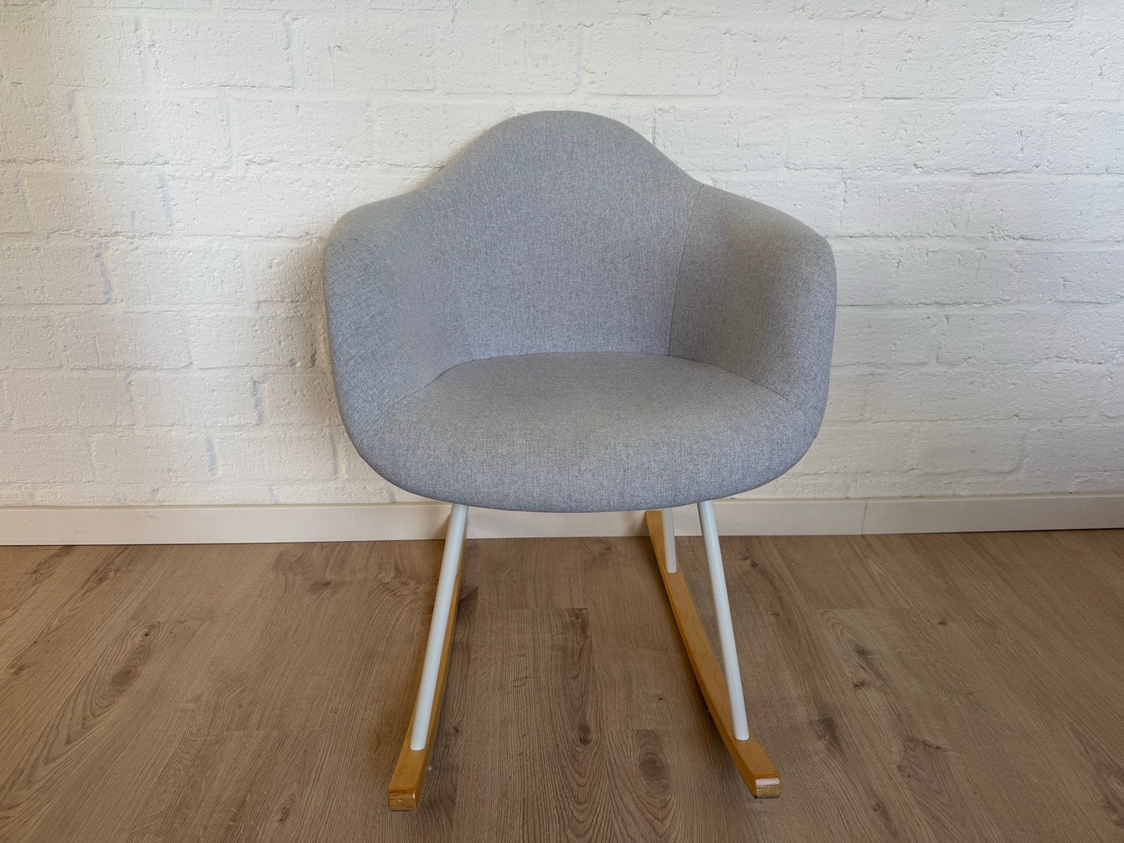 Kave Home Kevya schommelstoel lichtgrijs, Huis en Inrichting, Stoelen, Ophalen, Zo goed als nieuw, Hout, Eén