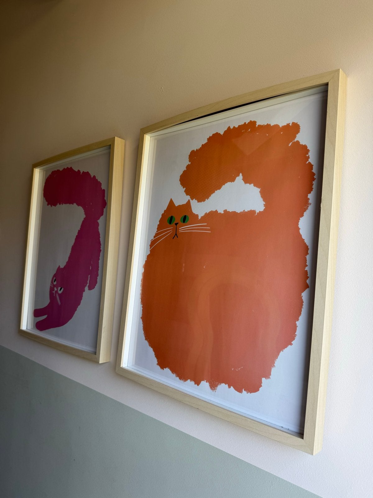 Set van 2 Katten Posters met Lijst - Roze en Oranje Kat, Ophalen, 50 – 75, Minder dan 50 cm, Zo goed als nieuw
