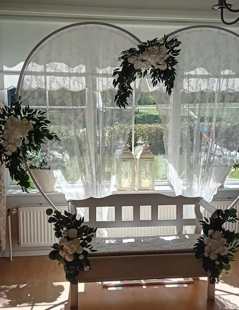 Backdrop met romantisch hartvorm en trouwbank- Te huur, Romantisch, Evenement, Bruiloft, Klassiek, Wit, Ophalen of Verzenden, Zo goed als nieuw