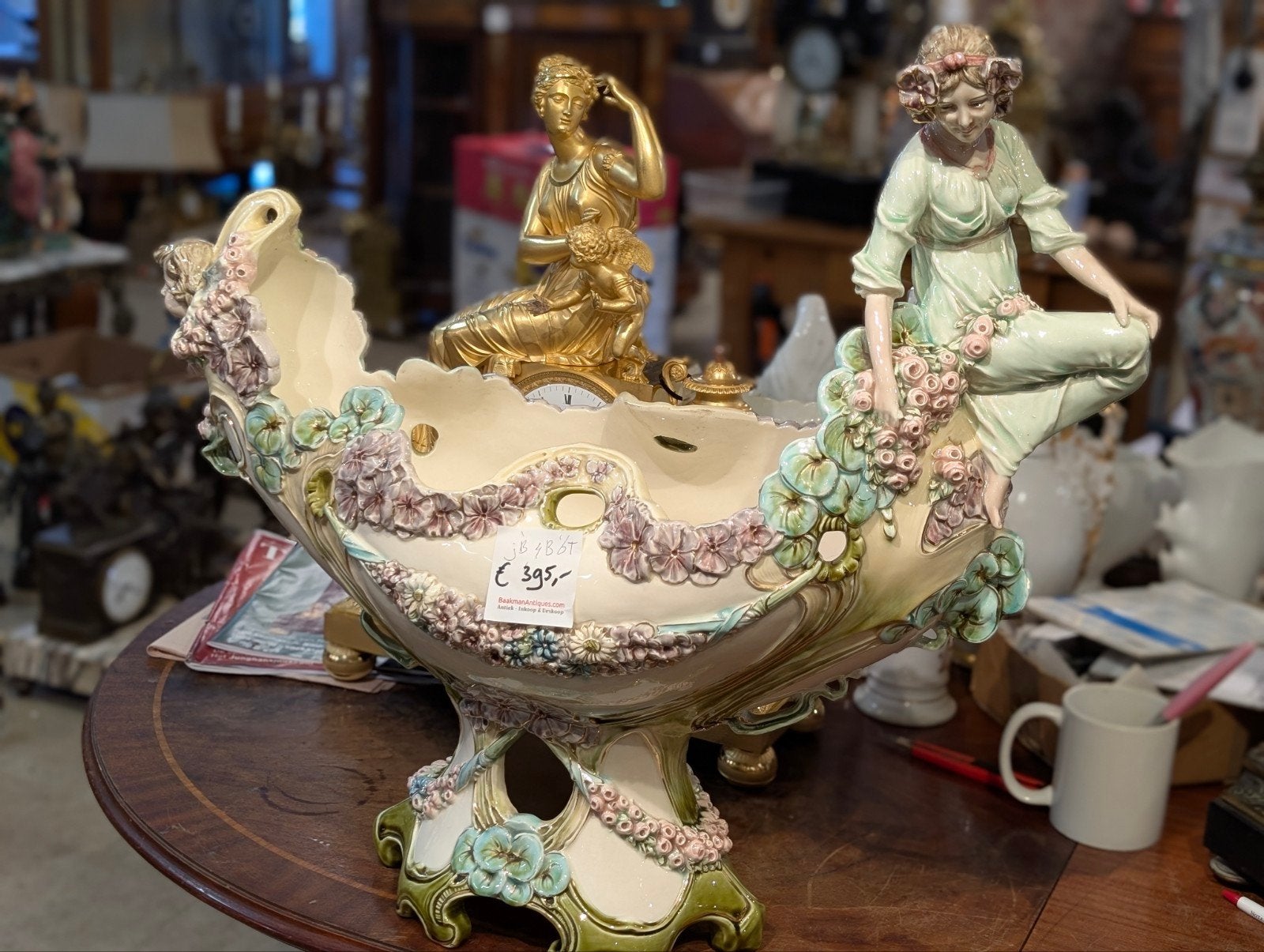 Groot antiek majolica sierstuk 58 hoog 63 breed €395., Ophalen