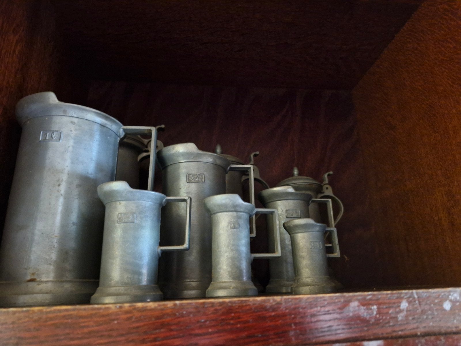 9 kannen tin, Ophalen