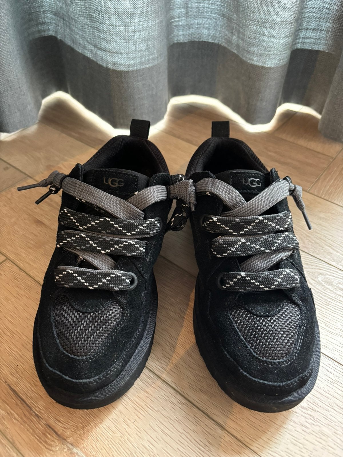 Ugg lowmel low nieuwstaat maat 41 zwart sneakers danez, Kleding | Dames, Ophalen of Verzenden, Zo goed als nieuw, Zwart, Sneakers of Gympen