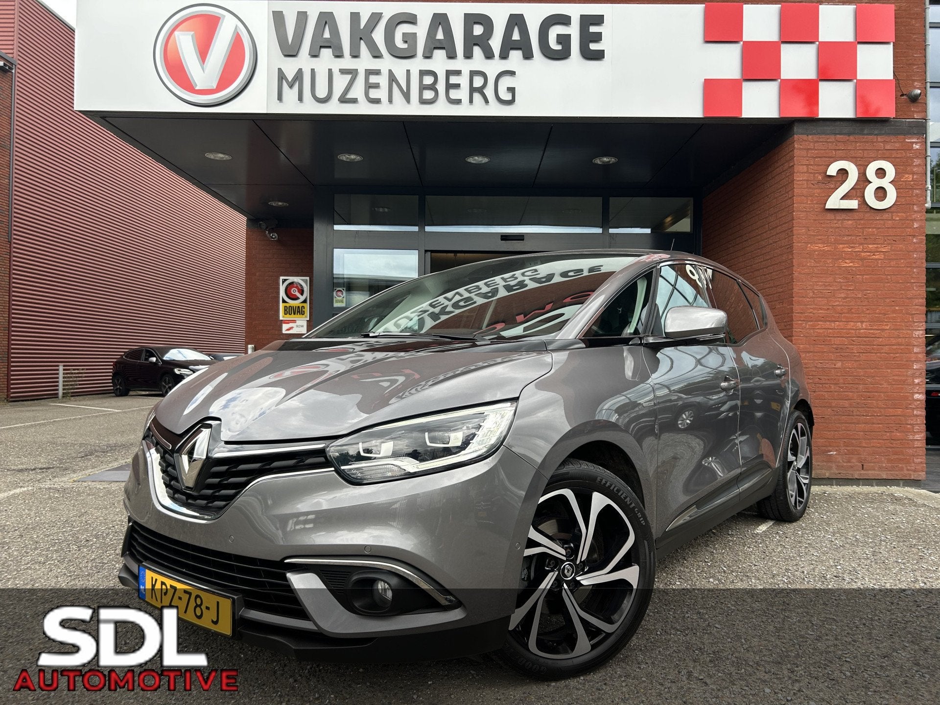 Renault Scénic 1.2 TCe Bose // WEGKLAPBARE TREKHAAK // BOSE, Auto's, Voorwielaandrijving, Gebruikt, Zwart, 4 cilinders