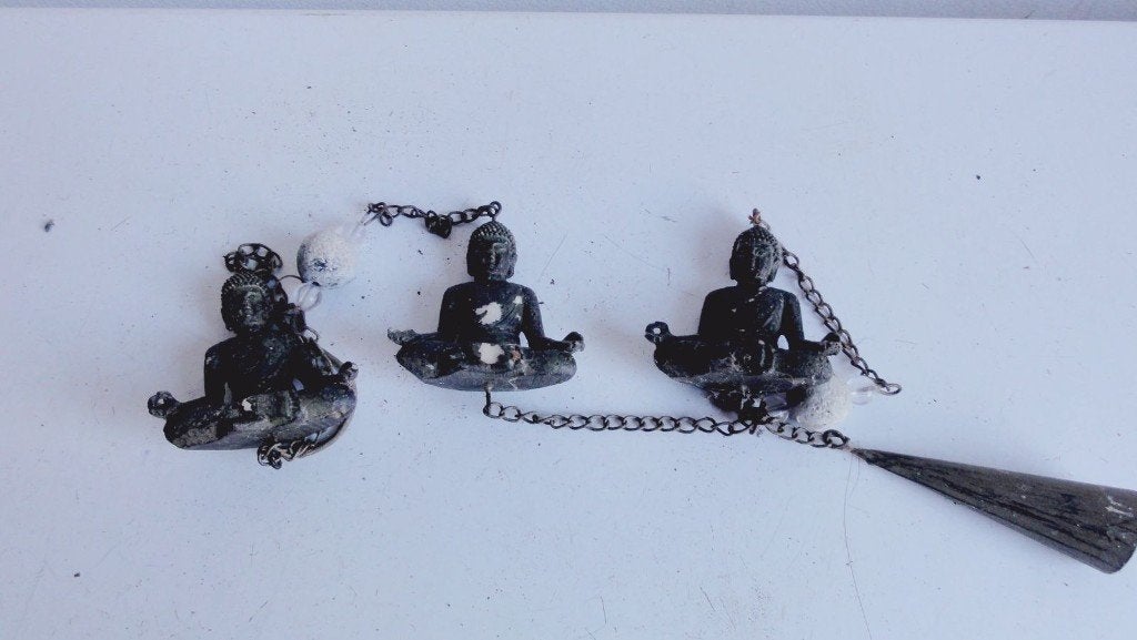 Boeddha, drie kleine beeldjes met kettinkjes aan elkaar, Ophalen of Verzenden