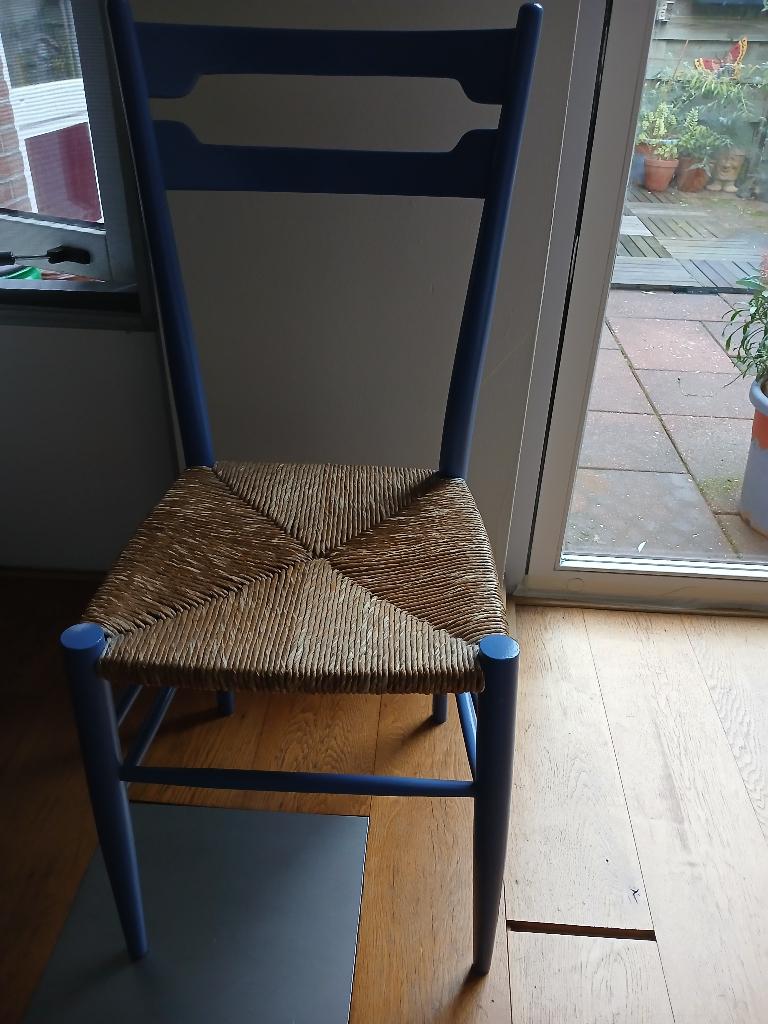Te koop eenvoudige blauwe stoel met rietenzitting., Huis en Inrichting, Stoelen, Ophalen, Gebruikt, Blauw, Hout