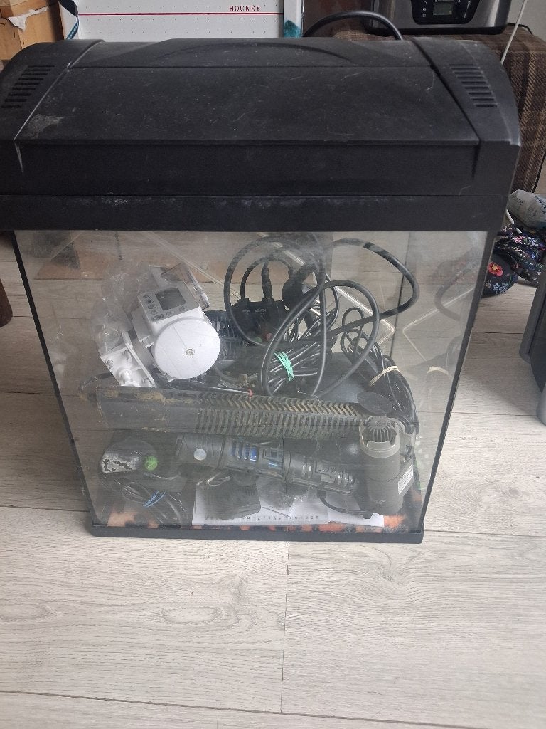 Aquarium zoals filters, voerdispensers, verwarmingselementen, Ophalen, Inclusief deksel, Gebruikt, Leeg aquarium