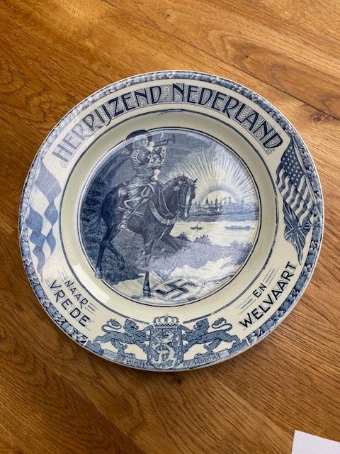 Mooi blauw wandbord herrijzend nederland uitgave 1945, Antiek en Kunst, Ophalen of Verzenden, Bord, Blauw, Steen/keramiek
