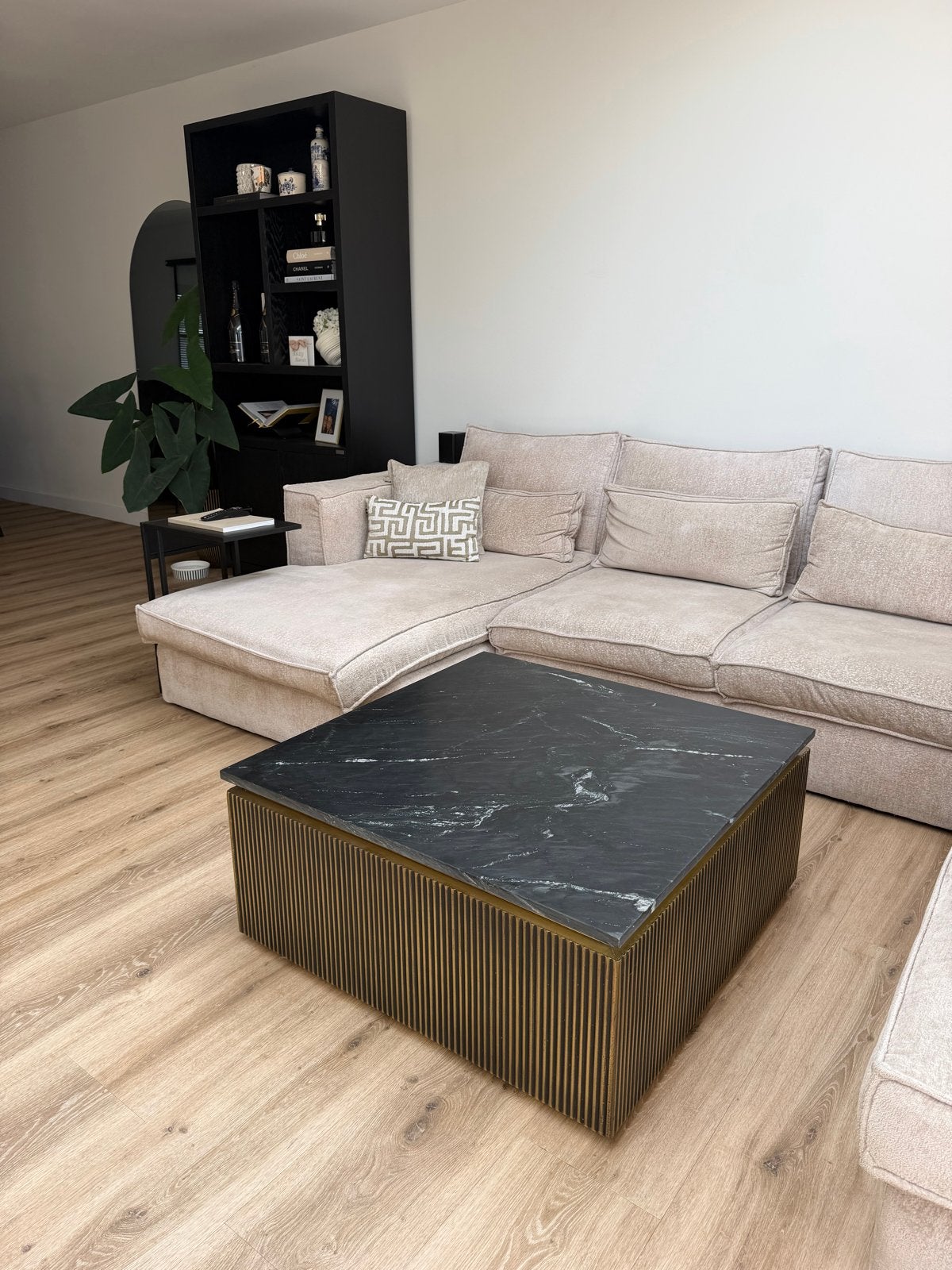 Richmond Interiors Salontafel - Zwart marmer en goud, Ophalen, Vierkant, 50 tot 100 cm, Zo goed als nieuw