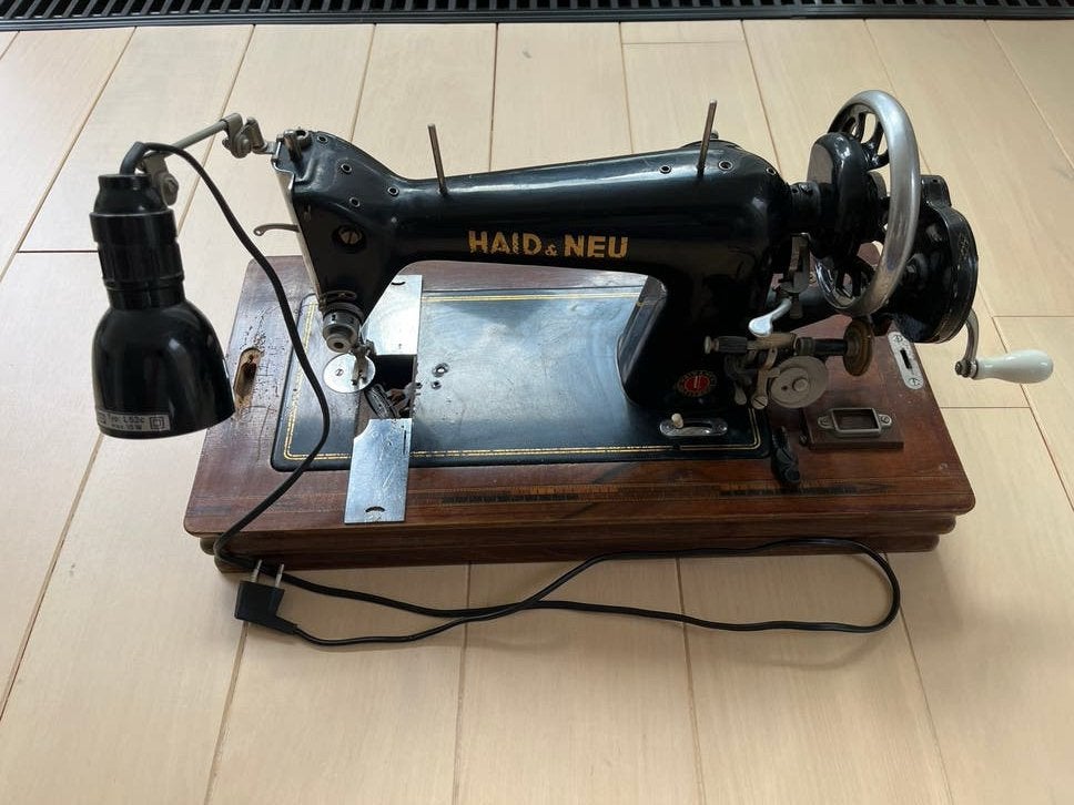 Antieke Haid & Neu naaimachine met houten onderstel, Antiek en Kunst, Ophalen of Verzenden