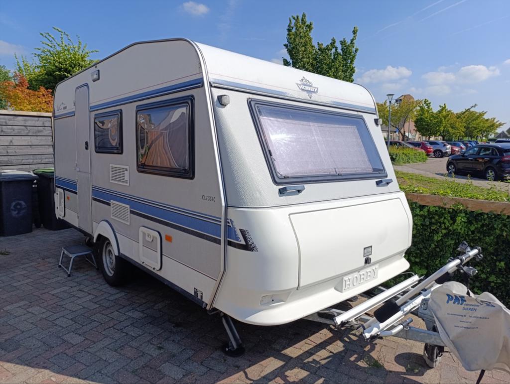 Hobby 420T Caravan – Vast bed – Voortent met aanbouw, Caravans en Kamperen, Vast bed, Hobby, Treinzit, Particulier