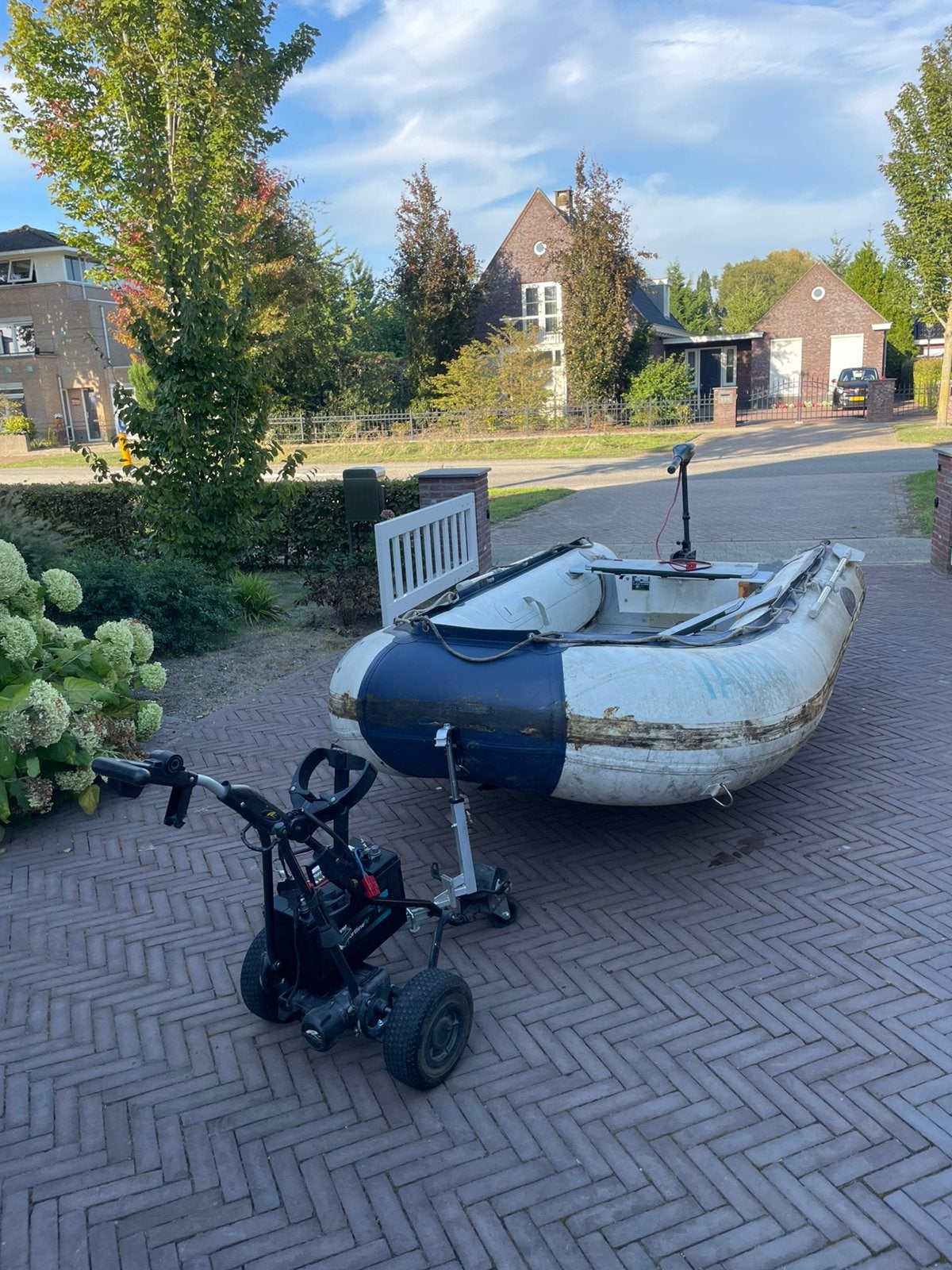 Rubber boot incl. Electro buitenboord motor met accu, Ophalen, Aluminium, Zo goed als nieuw, Peddels