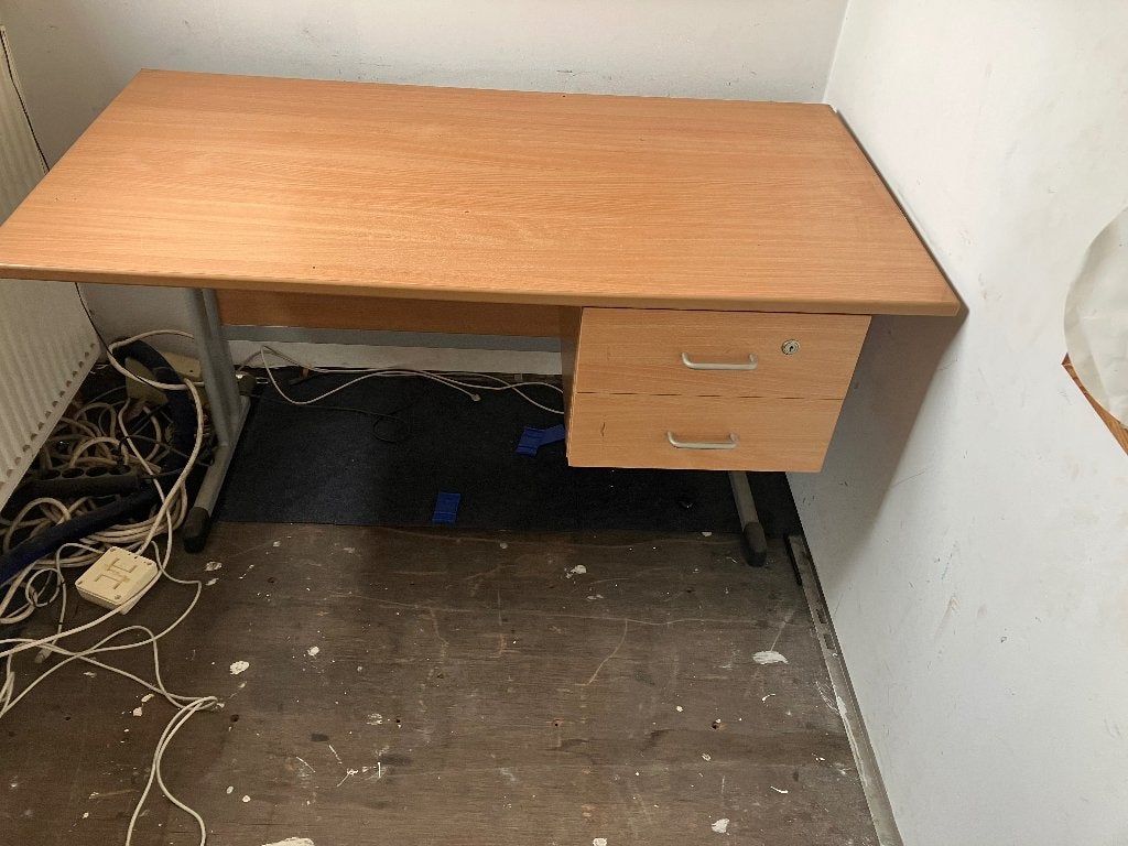 Gratis bureau, Ophalen, Gebruikt, Met lades, Spaanplaat of MDF