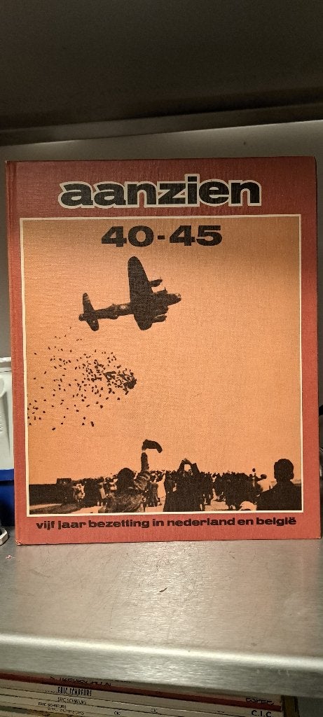 Het anzien 40-45 (Z247-121), Boeken, Ophalen of Verzenden, Tweede Wereldoorlog, Gelezen