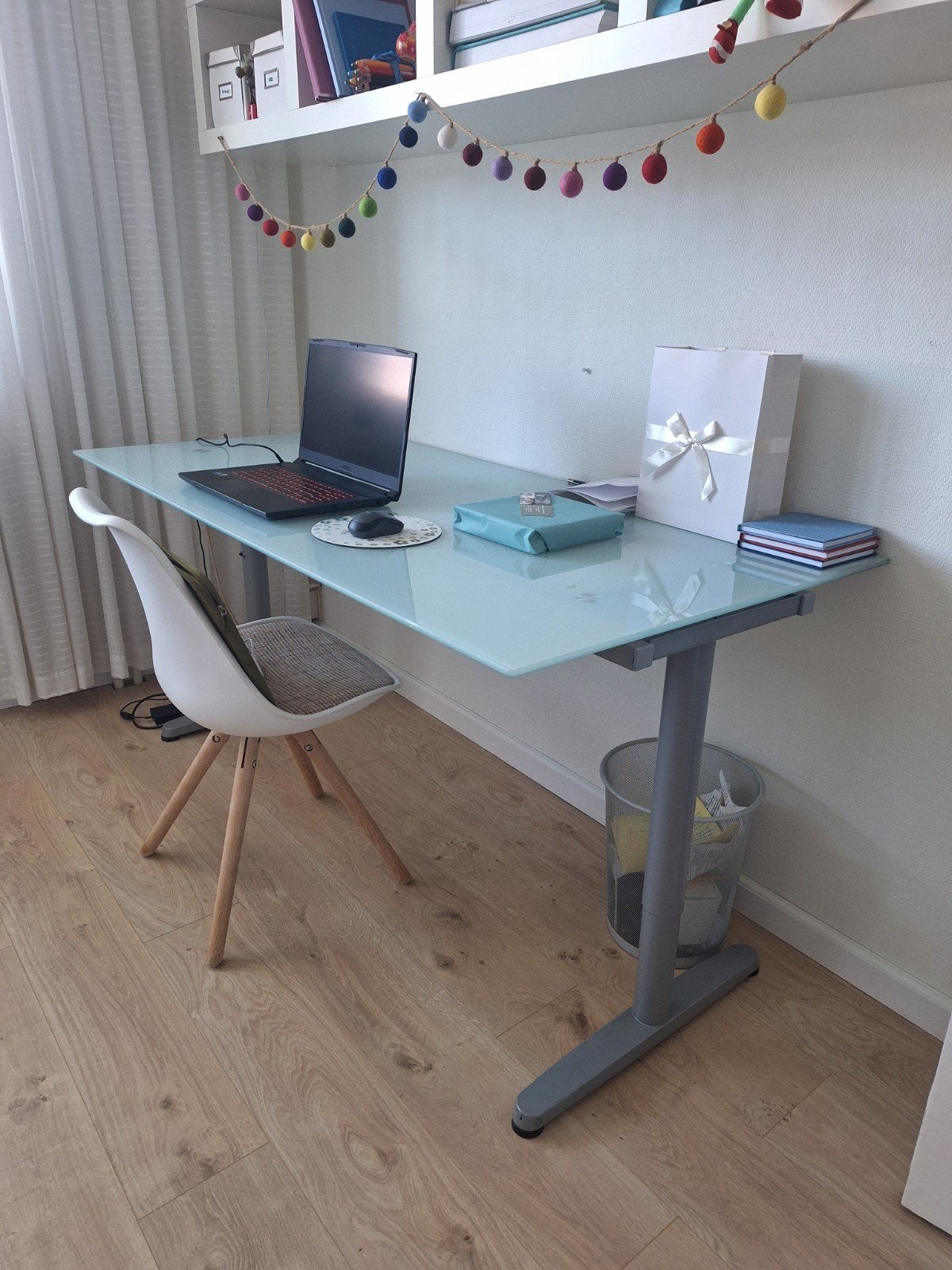 IKEA Galant bureau met glazen blad en verstelbare poten, Huis en Inrichting, Bureaus, Ophalen of Verzenden